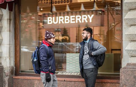 Moncler debole con la frenata del lusso, pesa il tonfo di Burberry 